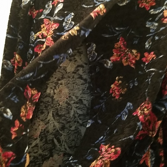 MONTEAU Velvet  Burnout Floral Top NWT - Picture 5 of 8